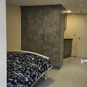 Apartment Cozy Near Train Station, Redbridge