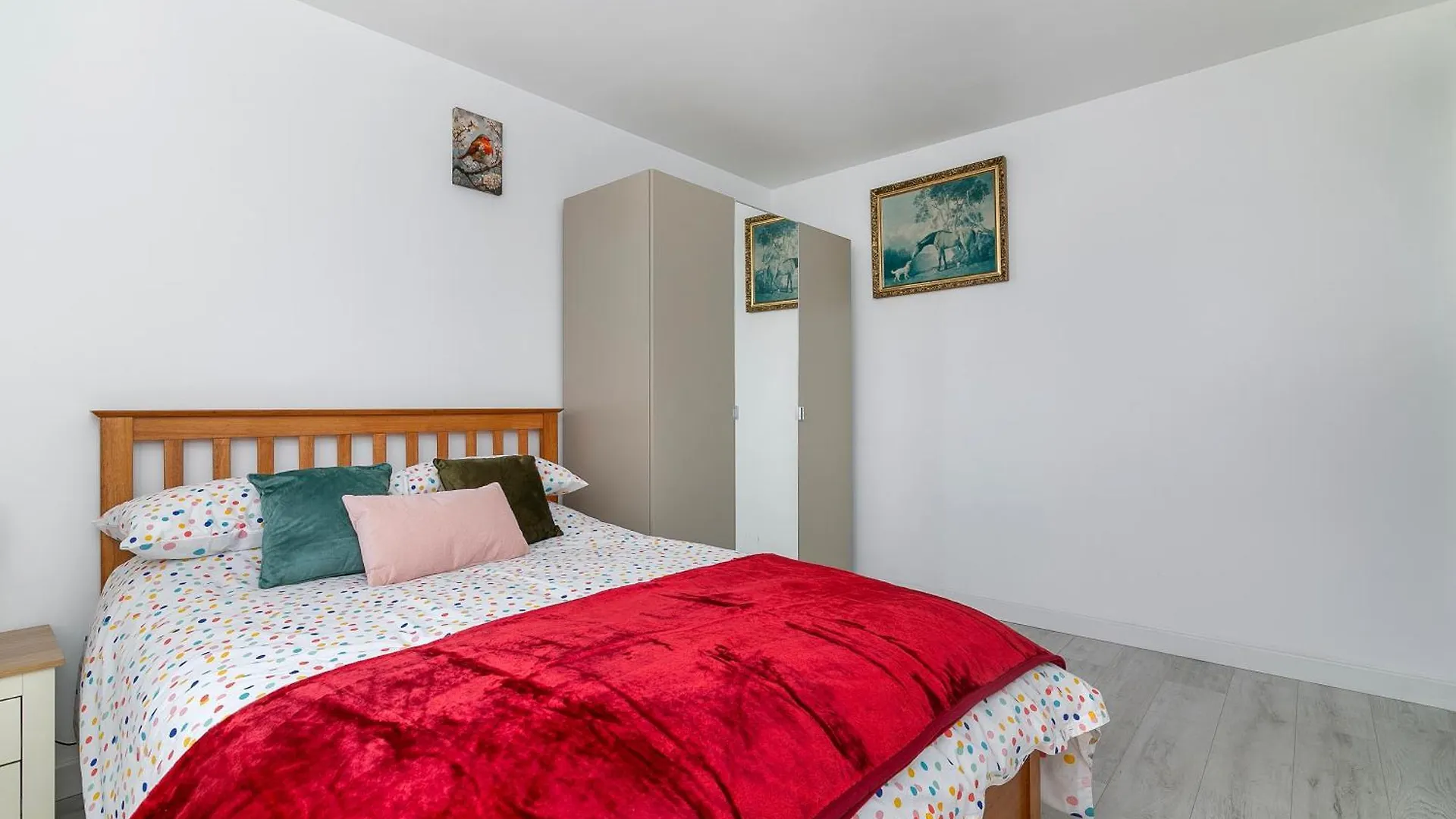 A Stunning Flat In London, Gants Hill Apartment Redbridge