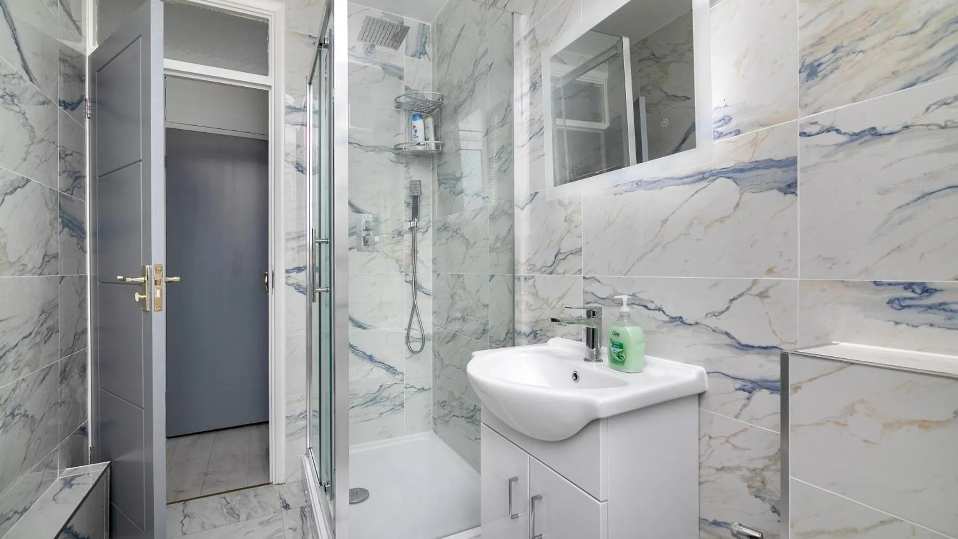 A Stunning Flat In London, Gants Hill Apartment Redbridge 0*,